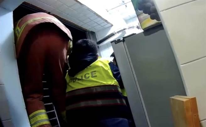 警方将窃嫌从铁窗外拉回。（警方提供）