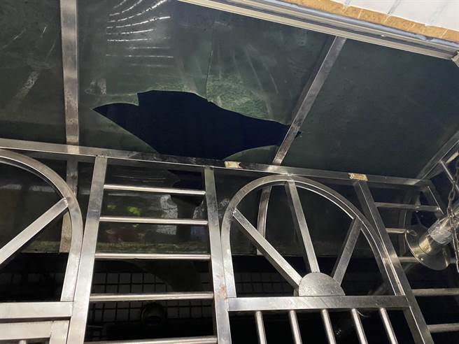 窃嫌破坏遮雨棚逃逸。（警方提供）