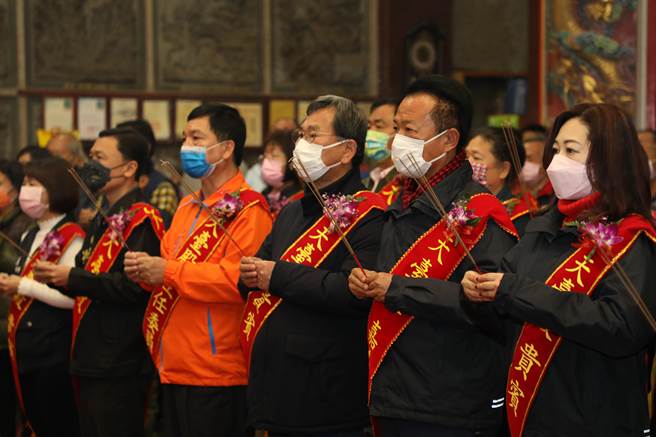 嘉义县长翁章梁今天凌晨子时偕各级民代到嘉义县天臺殿「拜天公」祈福。（嘉义县政府提供／廖素慧嘉县传真）