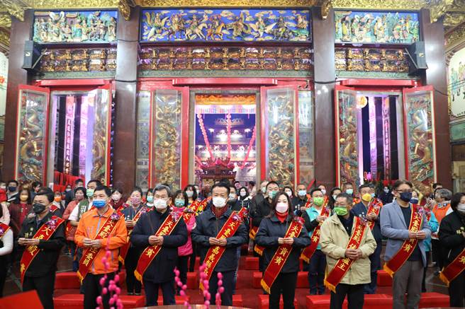 嘉义县长翁章梁偕各级民代、信眾在嘉义县天臺殿「拜天公」祈福。（嘉义县政府提供／廖素慧嘉县传真）