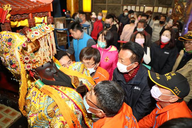 嘉义县长翁章梁迎请嘉义县天臺殿玉皇大帝圣尊上銮轿。（嘉义县政府提供／廖素慧嘉县传真）