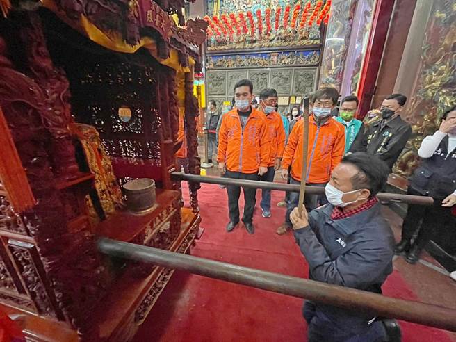 嘉义县长翁章梁跪拜，恭请嘉义县天臺殿玉皇大帝圣尊上銮轿。（嘉义县政府提供／廖素慧嘉县传真）