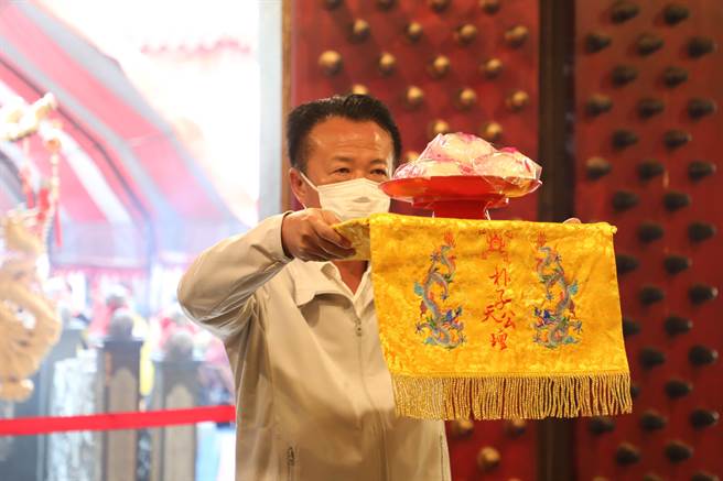 嘉义县长翁章梁今天一早到朴子天公坛玉皇上帝参拜。（嘉义县政府提供／廖素慧嘉县传真）