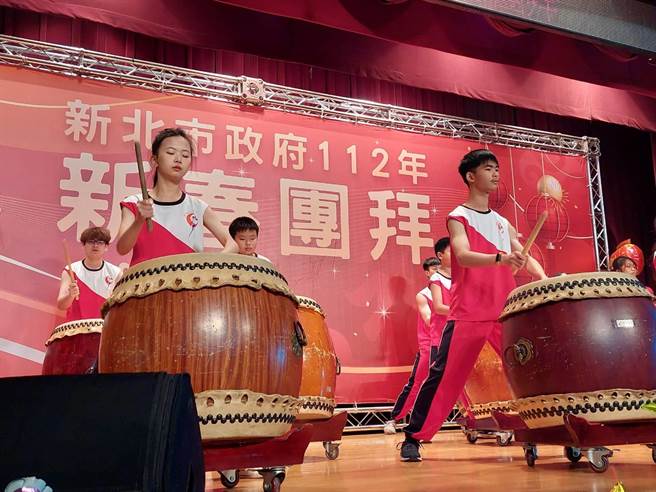 新北市政府新春团拜今邀请「新北市欧鼓特青少年鼓艺团」进行开春鼓艺表演。（陈慰慈摄）