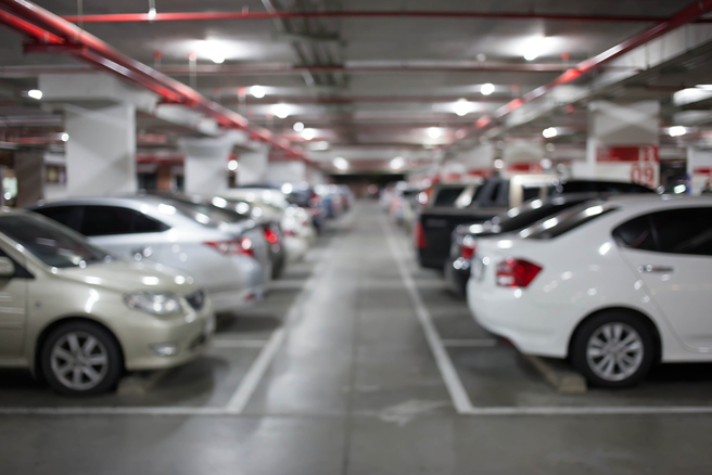 张姓女子拉开饭店窗帘后，意外发现外头竟是停车场，让她当场傻眼。（示意图／达志影像）