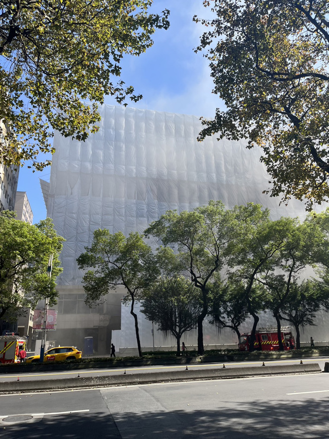 原国宾饭店施工，疑似发生火警。（何立雯摄）