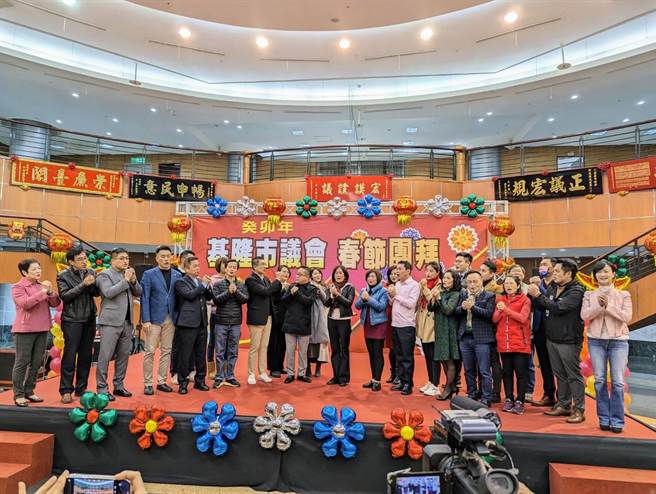 基隆市议会30日上午举行新春团拜，除基隆市议员外，市长谢国梁、副市长邱佩琳以及市府局处首长也出席团拜。（张志康摄）
