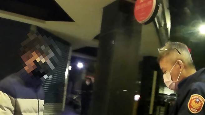 萧男因违停引发员警盘查关切，意外查到他是通缉犯的身分。（翻摄照片／崔正纲高雄传真）