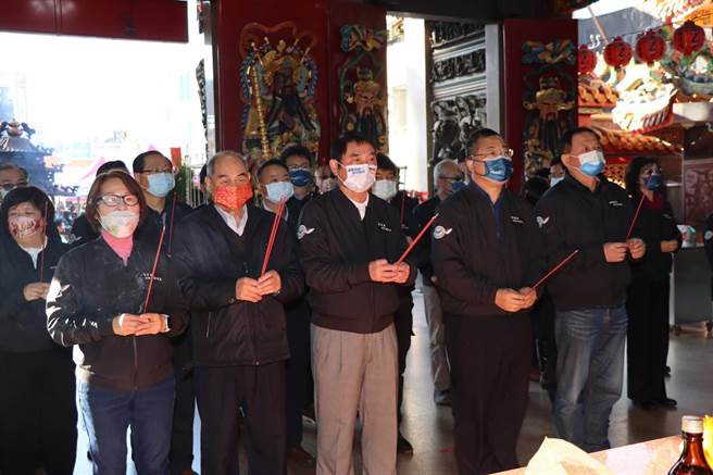 县长锺东锦带领县府一级主管到寺庙新春团拜。（李京升摄）