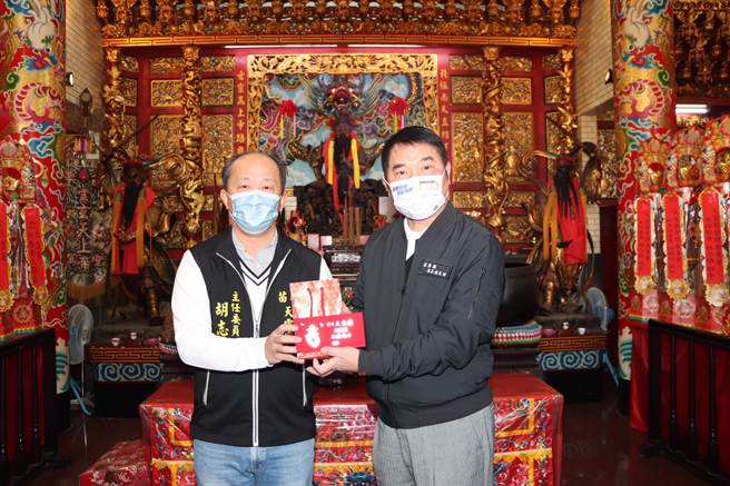 县长锺东锦（右）前往天云庙参拜祈福。（李京升摄）