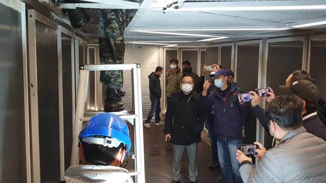 基隆市爱三路、仁爱路口的人行地下道，春节连假期间出现漏水，30日上午基隆市议长童子玮到现场关心工务处维修进度。（童子玮服务处提供／张志康基隆传真）