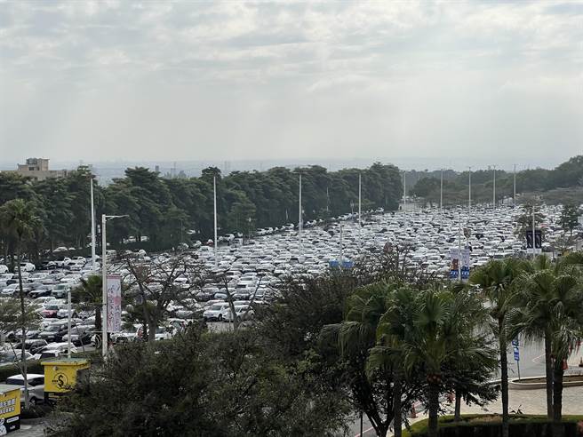 丽宝乐园渡假区春节期间人潮倍增，涌入超过40万人潮。(丽宝乐园提供)