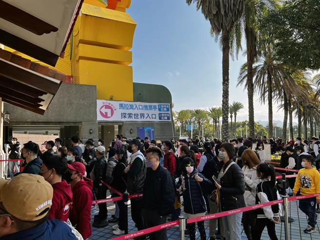 丽宝乐园渡假区春节期间人潮倍增，涌入超过40万人潮。(丽宝乐园提供)