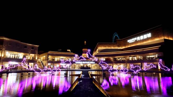 2月份OUTLET MALL独家限定，夜间萌兔秀登场。(丽宝乐园提供)