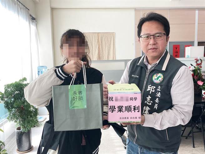 民进党立委邱志伟（右）帮助弱势学生不遗余力。（邱志伟服务处提供／林瑞益高雄传真）