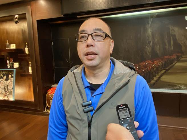 金酒技术副总余泓麟表示，卡关解套加上「大嶝岛居民专用配售酒」的利多消息，相信金酒在大陆的营销能再创佳绩。(于家麒摄)