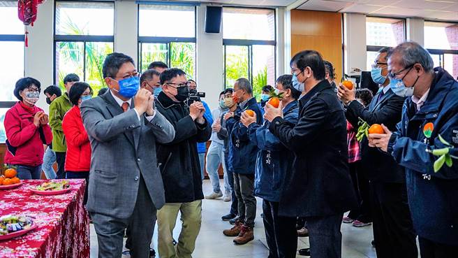 新竹县政府30日举办新春团拜，县长杨文科（左）与县府团队一起拜年。（罗浚滨摄）