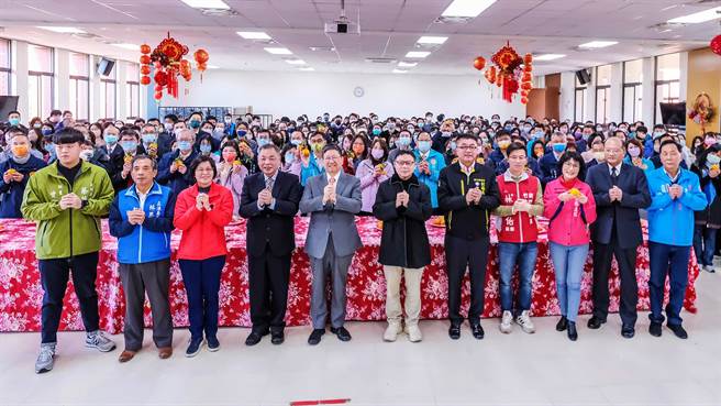 县长杨文科（中）、副县长陈见贤（中右）与县议会议长张镇荣（中左）等人出席县府新春团拜。（罗浚滨摄）