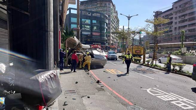 基隆市基金一路30日上午发生休旅车翻车事故，警方赶到现场协助疏导交通。（基隆市警局提供／张志康基隆传真）