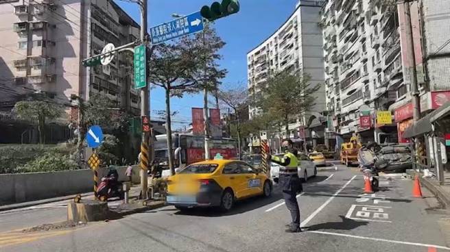 基隆市基金一路30日上午发生休旅车翻车事故，警方赶到现场协助疏导交通。（基隆市警局提供／张志康基隆传真）