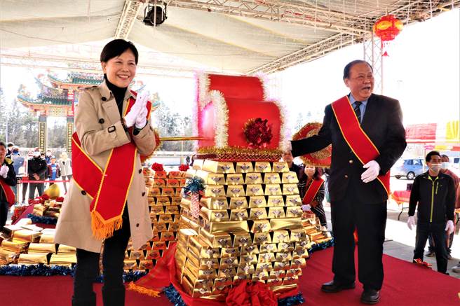 澎湖尖山显济殿邀请县长陈光復、议长刘陈昭玲为「金砖龟」开光点睛，并戴上宰相帽，为热闹的澎湖元宵庆祝活动揭开序幕。（张茂雄摄）