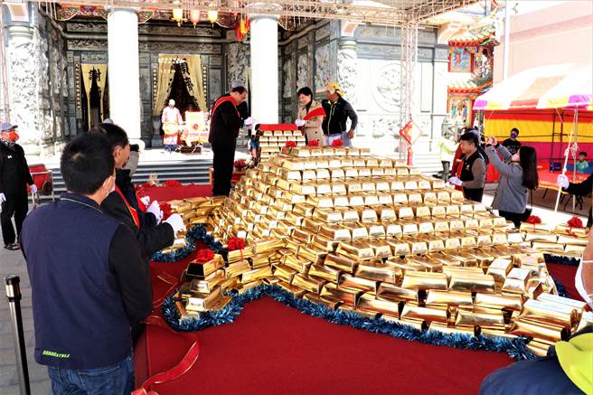 今年显济殿打造金砖平安龟，是由1888个金砖盒打造而成，象徵一路发发发的谐音，闪耀的金砖堆迭起来相当耀眼。（张茂雄摄）