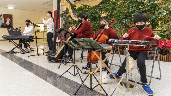 中医大新竹附医兔年迎新举办音乐飨宴，邀请吴孟翰（左至右）吴孟臻兄妹，与施翚、施习之、施翯3兄妹组成的音乐团体「翼想天开 Ornithopter S」表演，让院内大厅洋溢优美的乐音。（罗浚滨摄）