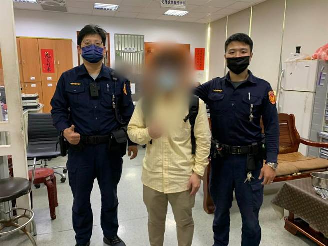 失主陈男赶到派出所领回现金与证件，连声相员警道谢。（警方提供）