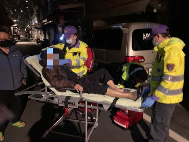 8旬老翁晨运倒卧路中，所幸有热心民眾协助报警，警消也赶抵现场给予援助。（八德警分局提供／陈梦茹桃园传真）