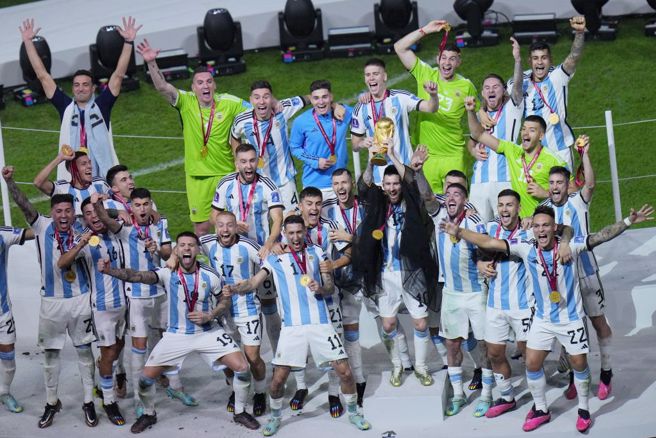 阿根廷球员庆祝摘下世足冠军。（美联社资料照）