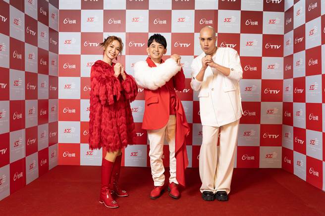 陳明珠（左起）、黃子佼、黃宣是《2023超級巨星紅白藝能大賞》今年的主持人。（台視提供）