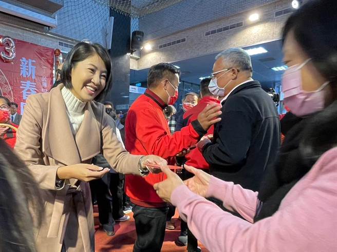 南投县长许淑华率领团队新春团拜，发放给县府同仁开工红包，期许4年内能交出一张漂亮成绩单。（杨静茹摄）