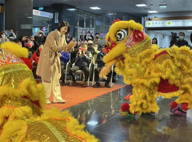 南投县府新春团拜除了舞蹈，还有锣鼓祥狮献瑞精彩表演。（杨静茹摄）