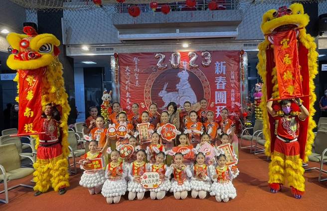 锣鼓祥狮献瑞的吉祥话为「繁华南投」、「宜居城市」，许淑华盼自己4年内交出漂亮成绩单。（杨静茹摄）