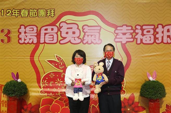 嘉义市长黄敏惠与南区国税局嘉义市分局长黄福隆向各界拜年。（嘉义市政府提供／廖素慧嘉市传真）