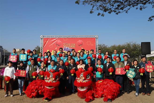 嘉義縣各界新春團拜在縣府前廣場熱鬧舉行。（廖素慧攝）