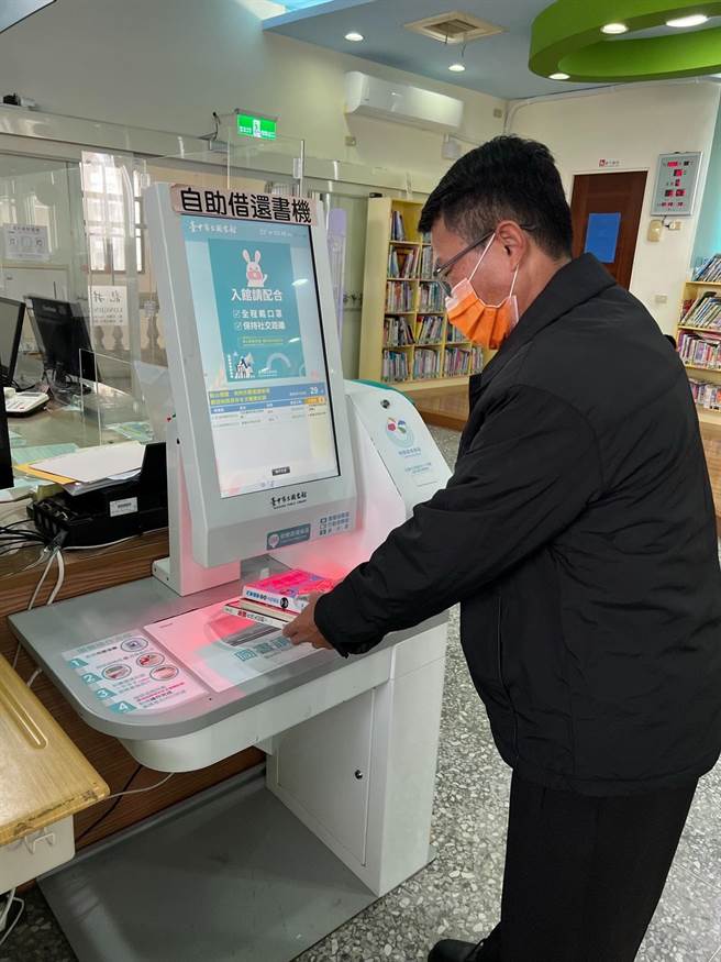 中市龙井区3座图书馆汰旧空调设备，并建置RFID设备，让民眾快速借书、零接触使用自助借还书机 。（台中市文化局提供／陈淑芬台中传真）