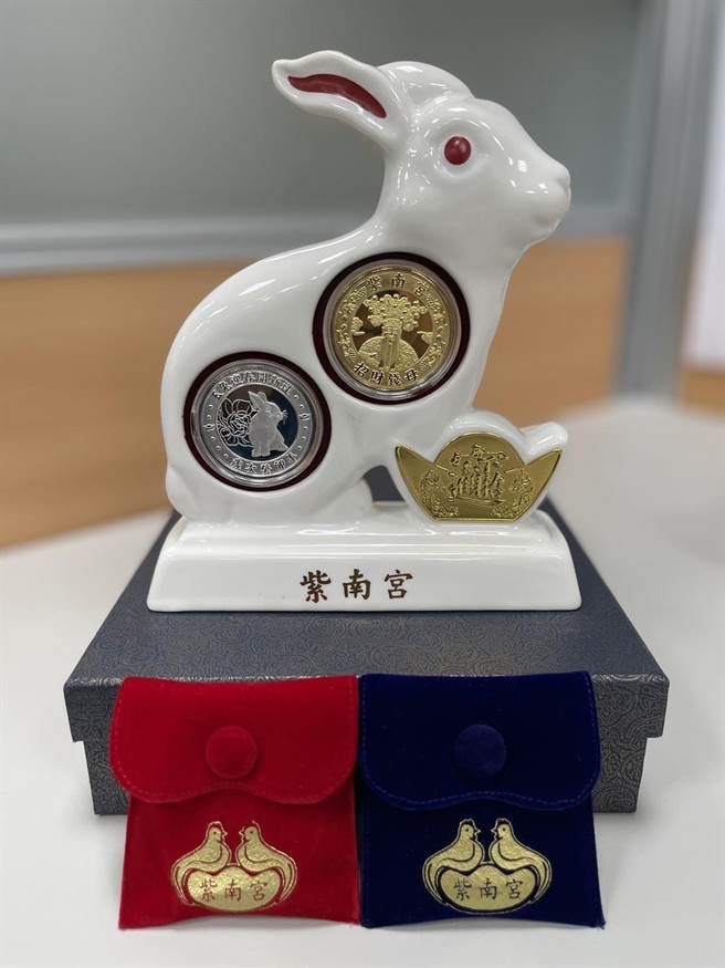 竹山鎮長陳東睦在新春團拜時捐5套金兔年金銀錢母套幣，提供給同仁摸彩。（竹山鎮公所提供／楊靜茹南投傳真）