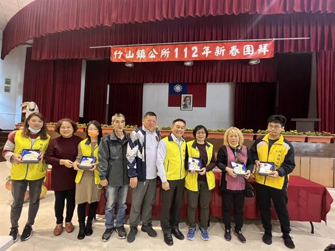 陳東睦捐出5套兔年精裝版套幣，提供公所職員摸彩。（竹山鎮公所提供／楊靜茹南投傳真）