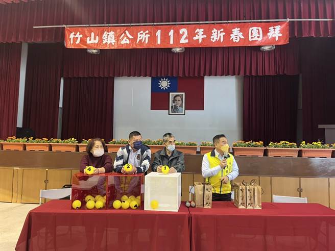 竹山鎮民代表會主席林賜學等人抽出5名幸運職員，可獲兔年精裝版套幣。（竹山鎮公所提供／楊靜茹南投傳真）