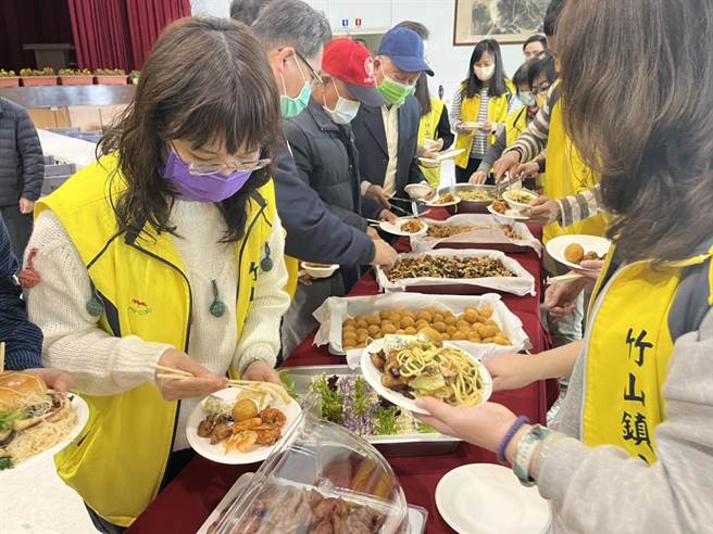 竹山鎮公所睽違3年舉行新春團拜，提供自助百匯讓員工打牙祭。（竹山鎮公所提供／楊靜茹南投傳真）