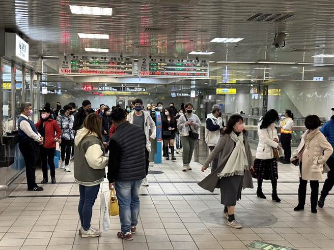 台铁左营(旧城)站邻近灯会，灯会开幕期间的日运量达8000人次，是平日的14倍。（翻摄照片／崔正纲高雄传真）