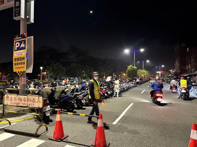 高市交通局于灯会外围开辟机车停车场。（高雄市交通局提供／崔正纲高雄传真）