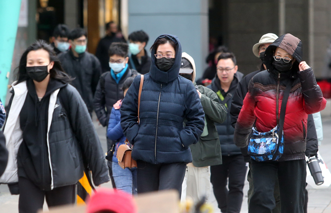 中央氣象局連日發布低溫特報，北市街頭民眾穿上保暖衣物禦寒。（趙雙傑攝）