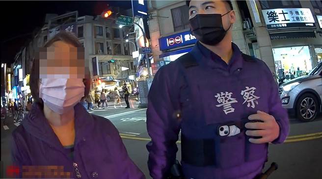 高雄75岁陈姓妇人日前北上台中探亲，未料饭后独自出门竟迷航5小时，最终在一中商圈遇到执行交通疏导勤务的员警，直呼「有你帮我，我不要再走了」。（中市警二分局提供／潘虹恩台中传真）