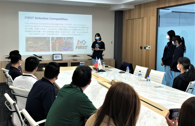 崇光高中FRC团队至敏钧精密有限公司报告团队需求。(照片/新北市教育局提供)