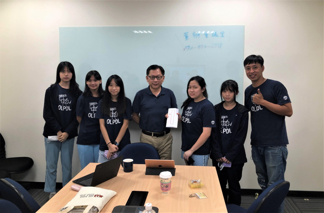 崇光高中团队至鸿海商用电动车中心报告团队需求，并获得赞助新台币10万元。(照片/新北市教育局提供)