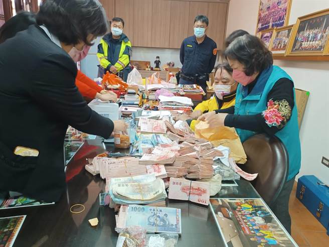 善化庆安宫春节10天年假的香油钱就累积近700万元现金，今天上班首日银行营业，警方用巡逻车将香油钱送回庆安宫，银行也派三名员工到庙内点钞。（善化警分局提供／张毓翎台南传真）