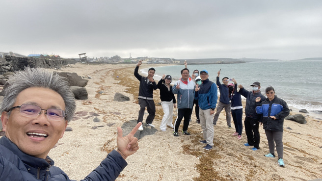 澎湖县西屿乡合横国小教师环境踏查交流。(照片/教育部提供)