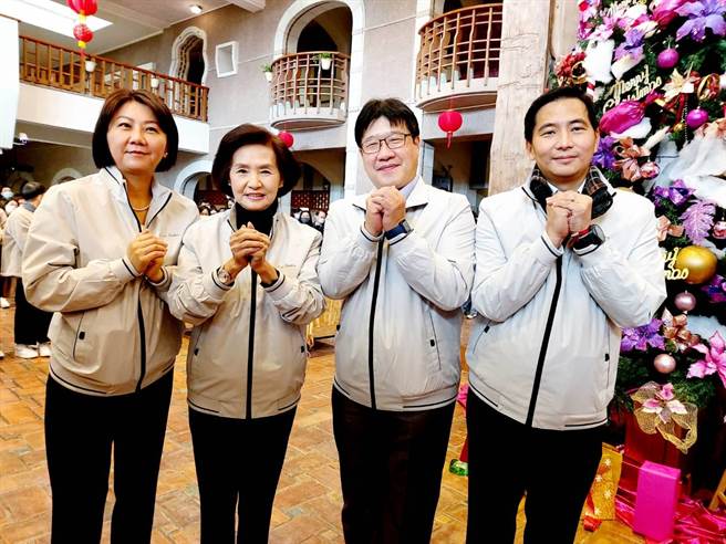 宜兰县长林姿妙（左2）与文化局长黄伴书（左1）、建设处长潘亮宇（右2）、地政处长李先智（右1）向大家拜年。（吴佩蓉摄）